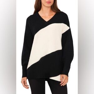 Halogen Black and White V-Neck Sweater with Geometric Design